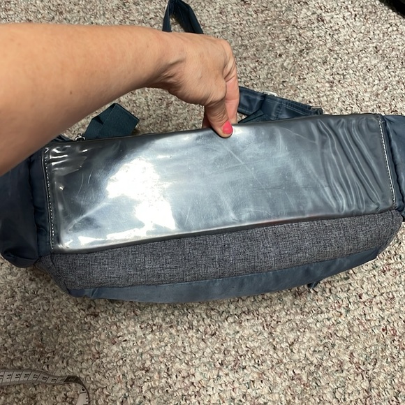 Lug travel tote in grey with long padded strap - Picture 13 of 13